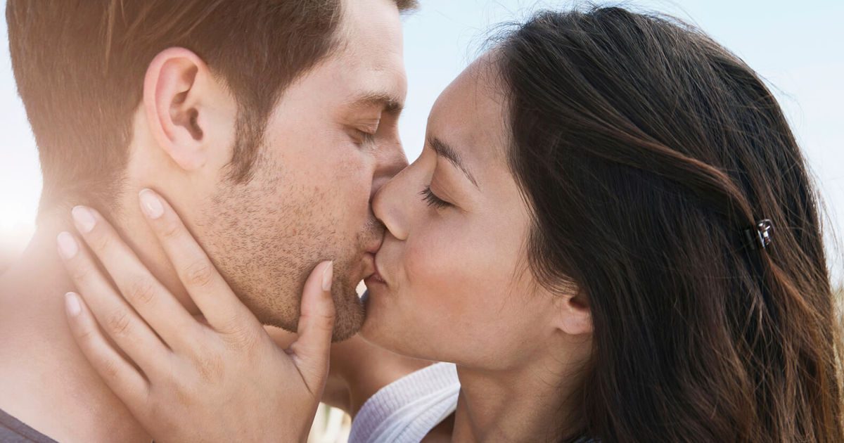 Tényleg csókkal terjed a mononukleózis