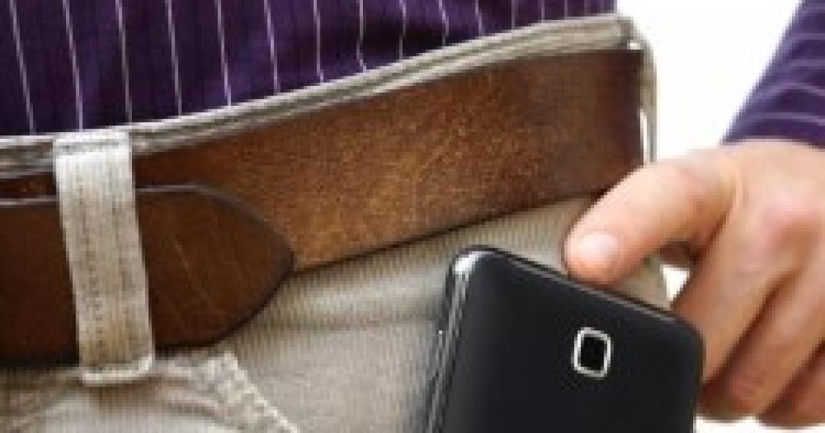Veszélyes a férfiak termékenységére a nadrágzsebben tartott mobil