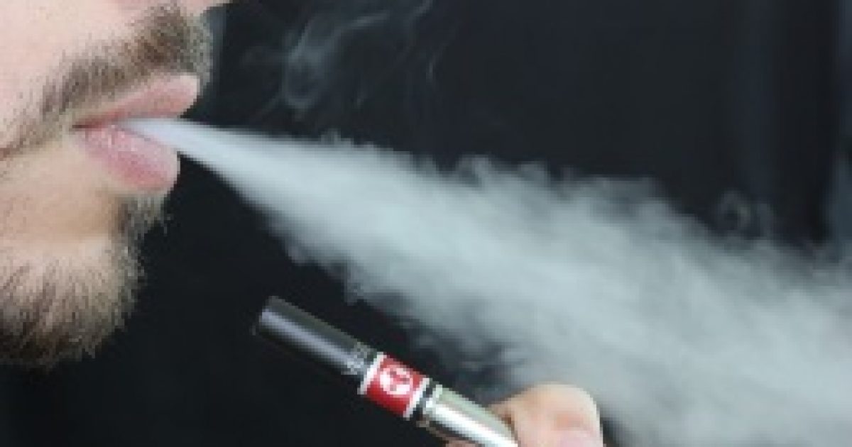 Az e-cigaretta gének százait változtatja meg a légutakban